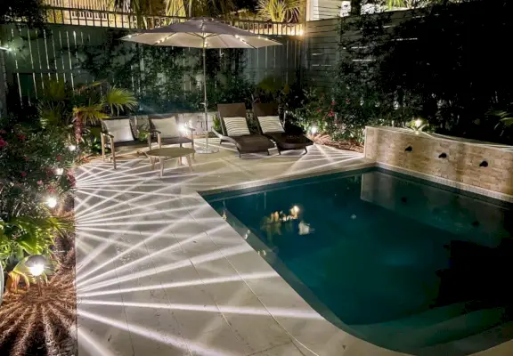 Piscina nel cortile illuminata con luci solari a LED