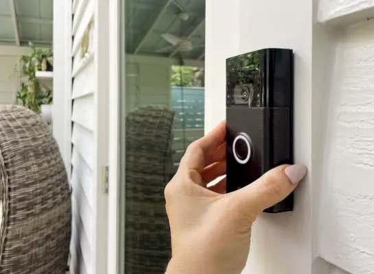 Platzieren Sie die Ring Video Doorbell von Hand auf der Halterung