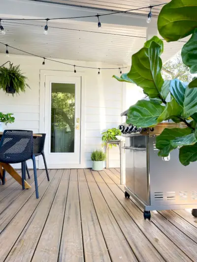 Espace vide sur le porche pour un passage facile entre la table et le grill vers la nouvelle porte de la maison