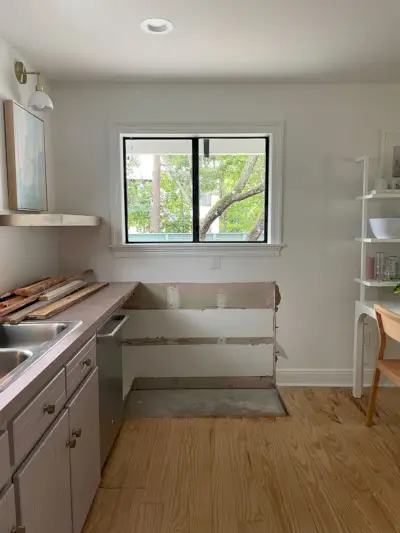 Foto dall'interno della cucina quando i mobili sono stati demoliti per far posto a una nuova porta