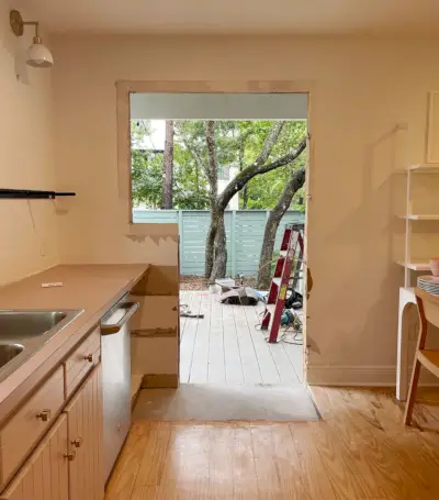 Vista dall'interno della cucina mentre la nuova porta veniva tagliata nel muro