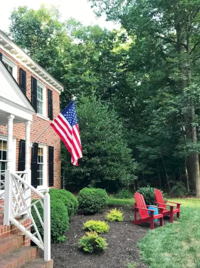 patriottische veranda op bakstenen koloniale huis buitenstoelen