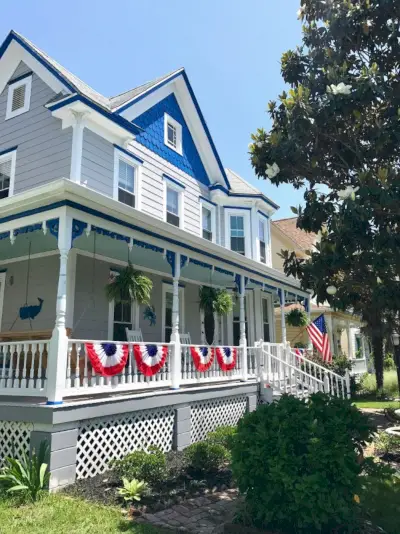 portico anteriore patriottico sulla casa grigia blu della spiaggia