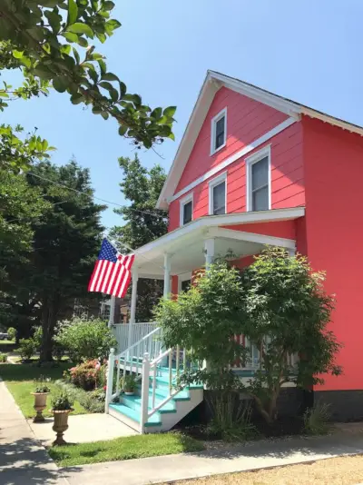 varanda patriótica rosa brilhante casa azul varanda escadas