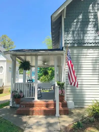 portico anteriore patriottico sulla casa sulla spiaggia in scandole