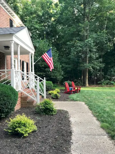 Il nostro portico anteriore patriottico + pianificazione del cortile anteriore