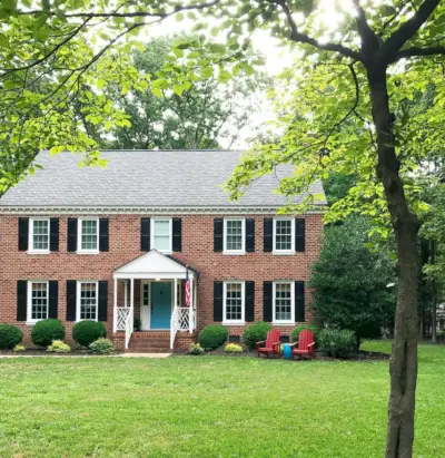 Extérieur de maison en brique traditionnelle avec garniture enneigée Sherwin Williams