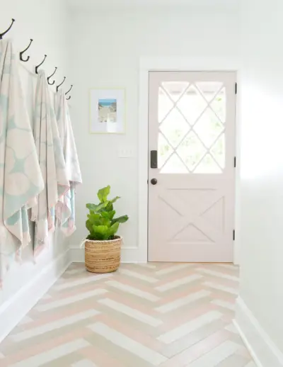 Barevné růžové Mudroom se vzorem dlaždicové podlahy Náhradní bílé stěny Sherwin Williams Extra White Trim