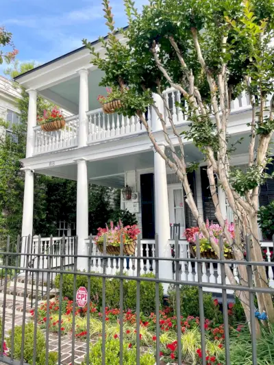 Casa històrica amb caixes de finestres a Charleston, Carolina del Sud