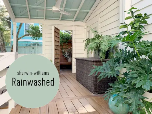 Haintblauw plafond op overdekte veranda Sherwin Williams regenachtig