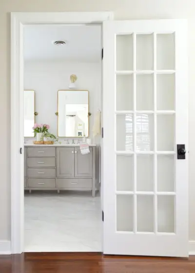 Puerta con panel de vidrio pintado de blanco para baño de mármol