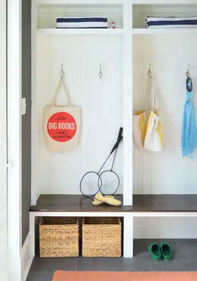 Stauraum im Mudroom mit einfach weißer Farbe