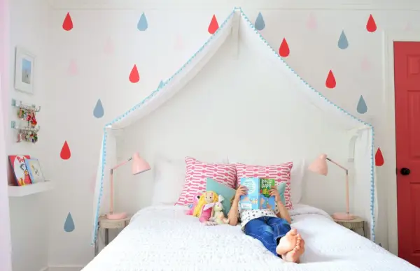 Paredes simplemente blancas en la habitación de las niñas llenas de gotas de lluvia