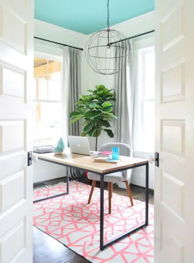 Bureau à domicile moderne avec plafond bleu et murs simplement blancs