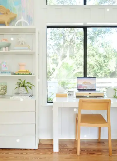 Bureau à domicile avec grande fenêtre et murs SW pur blanc