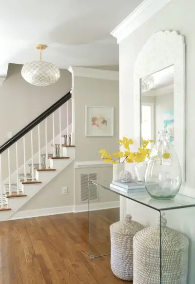 Foyer Greige avec plafond en étain Revere et murs gris Edgecomb