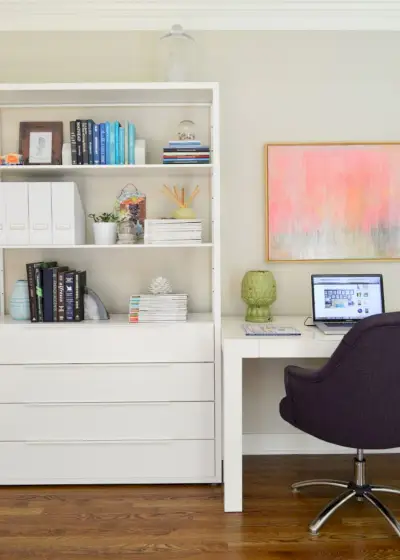 Escritorio y estantes de oficina en casa con pintura gris Edgecomb