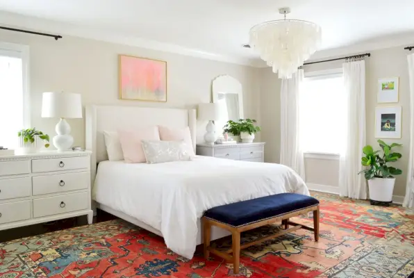 Chambre traditionnelle avec luminaire Capiz et murs gris Edgecomb