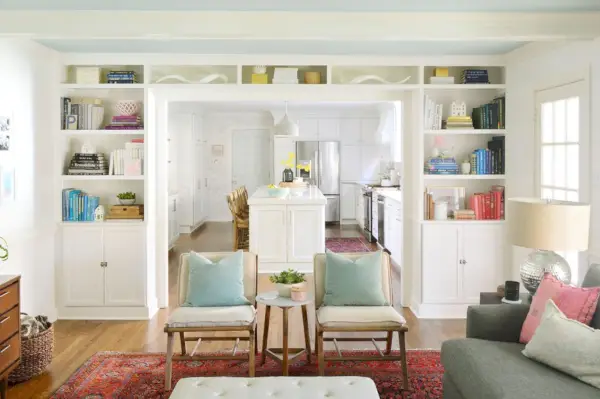 Libreria incorporata attorno alla porta dipinta di Benjamin Moore Simply White