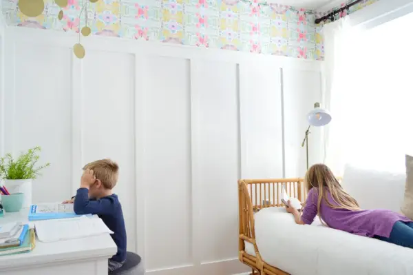 Kinderen loungen in de slaapkamer met plank en lat en behang