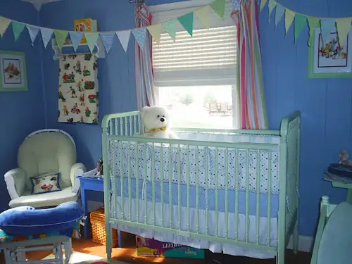 Ein Jungenschlafzimmer mit einer Holzbrettdecke und karierten Vorhängen