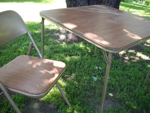 Comment peindre et utiliser une toile cirée sur des chaises pliantes et une table pliante