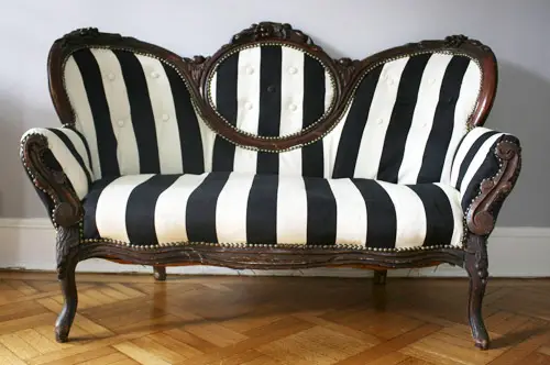 Erina Loveseat pēc slēgšanas