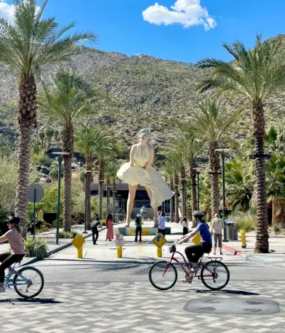 Socha Marilyn Monroe v múzeu umenia v Palm Springs s bicyklami v popredí