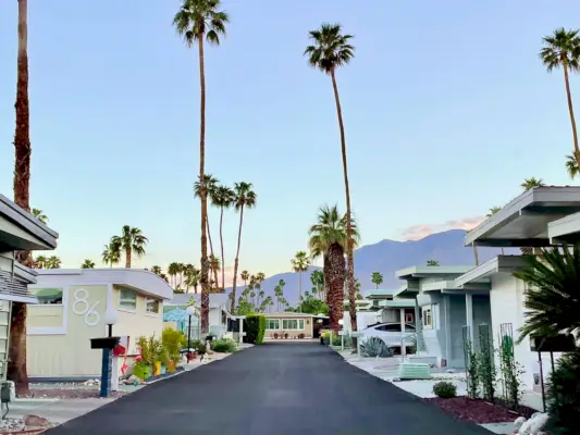 Stylový mobilní dům sousedství v Palm Springs v Kalifornii