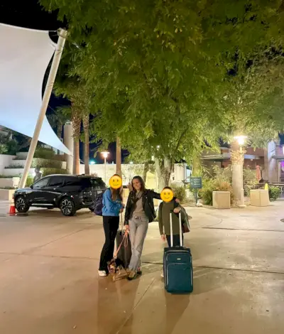 Famille à l'aéroport de Palm Spring tôt le matin à l'extérieur