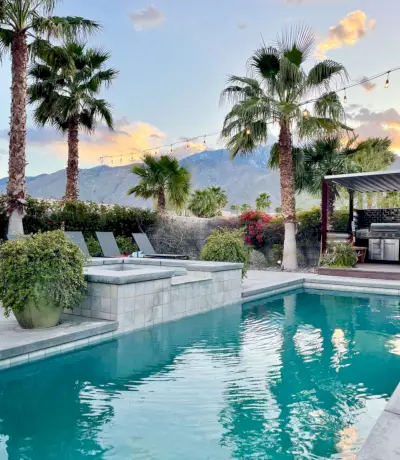 Piscina no Palm Springs Airbnb com montanhas ao fundo