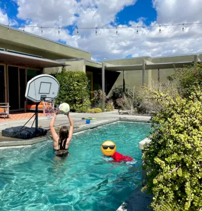 Kinderen spelen in het Airbnb-zwembad in Palm Springs