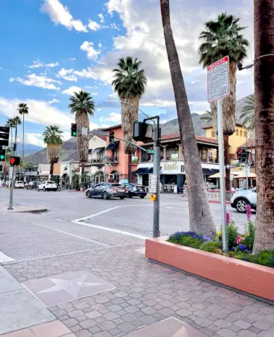 Quartier commerçant du centre-ville de Palm Springs au coucher du soleil