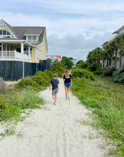 Niños caminando por el acceso a la playa en Isle Of Palms Carolina del Sur