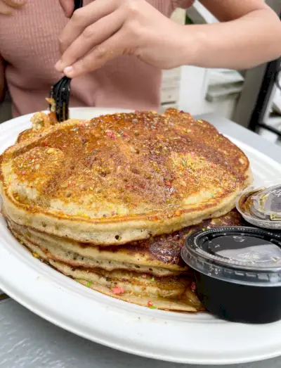 찰스턴 사우스 캐롤라이나의 Dabs 아침 식사에서 과일 조약돌 팬케이크