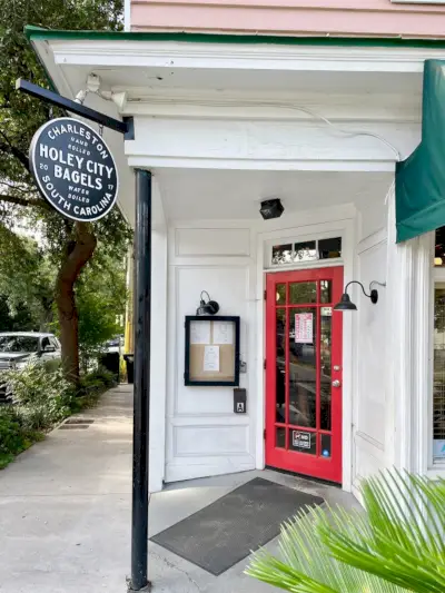 Restaurante de desayuno Holey City Bagel en Charleston, Carolina del Sur