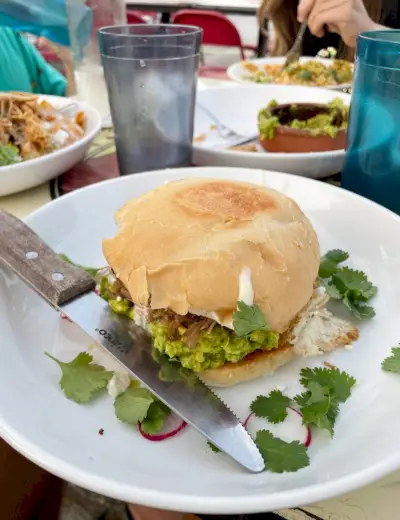 Torta Mexican Sandwich no Pink Cactus em Charleston, Carolina do Sul