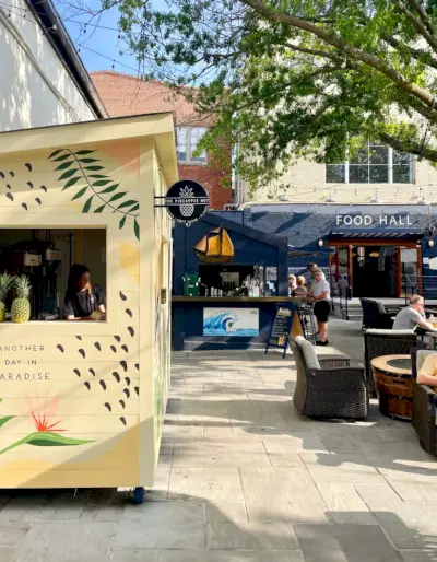 Die Pineapple Hut und die Port Of Call Food Hall in Charleston, South Carolina