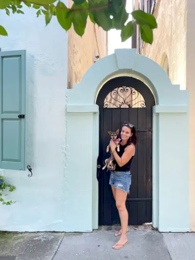 Sherry mit Penny The Chorkie in der Rainbow Row in Charleston, South Carolina