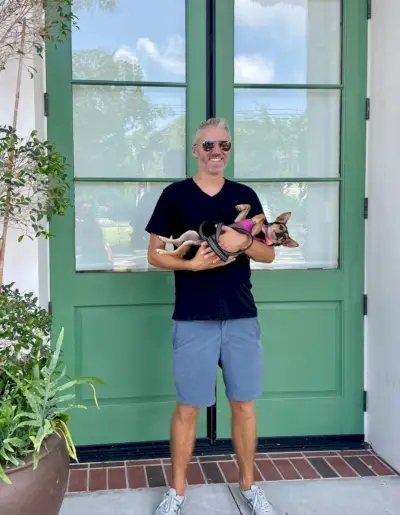 John Holding Penny The Chorkie în Charleston, Carolina de Sud