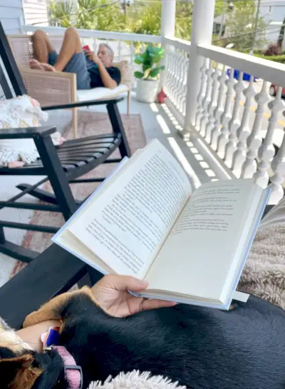 John en Sherry lezen op de veranda van Airbnb in Charleston, South Carolina