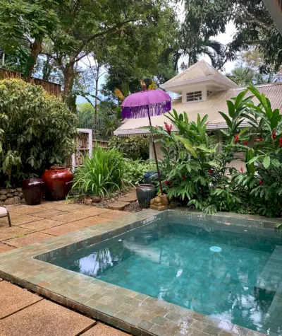 Piscina tropical com casita no Airbnb na Costa Rica