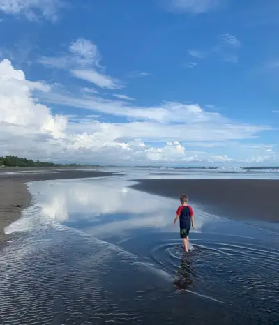 Mladý chlapec sa hrá v bazéne Tide na pláži Esterillos Oeste v Kostarike