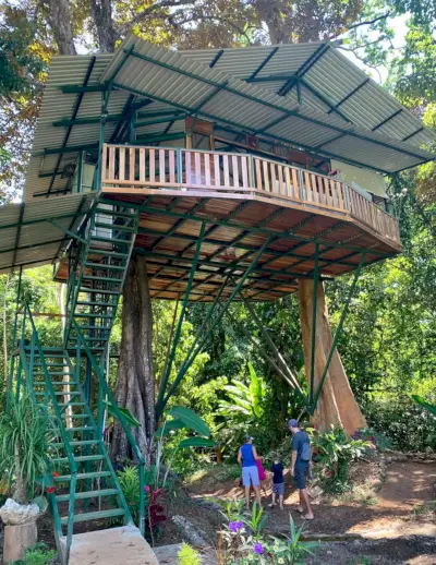 Cabane dans les arbres des jardins royaux des papillons au Costa Rica