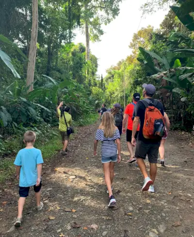 Família amb nens de gira pel parc nacional Manuel Antonio a Costa Rica