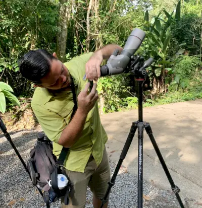 Guide som tar foto genom teleobjektiv i Manuel Antonio nationalpark Costa Rica