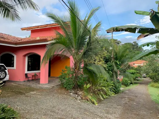 Farverig Airbnb på grusvej i Costa Rica