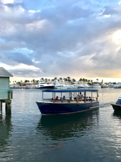 petit bateau récupérant des convives pour Cap