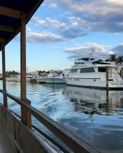 Autres bateaux dans la marina de Lighthouse Point en Floride