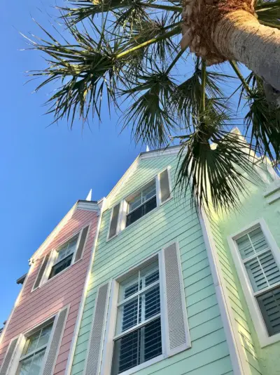 Farverige rækkehuse i Lighthouse Point Florida